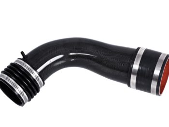 APR Carbon Fiber indsugninsrør er en attraktiv højtydende opgradering designet til at øge ydeevnen ved at lade motoren ånde mere frit.