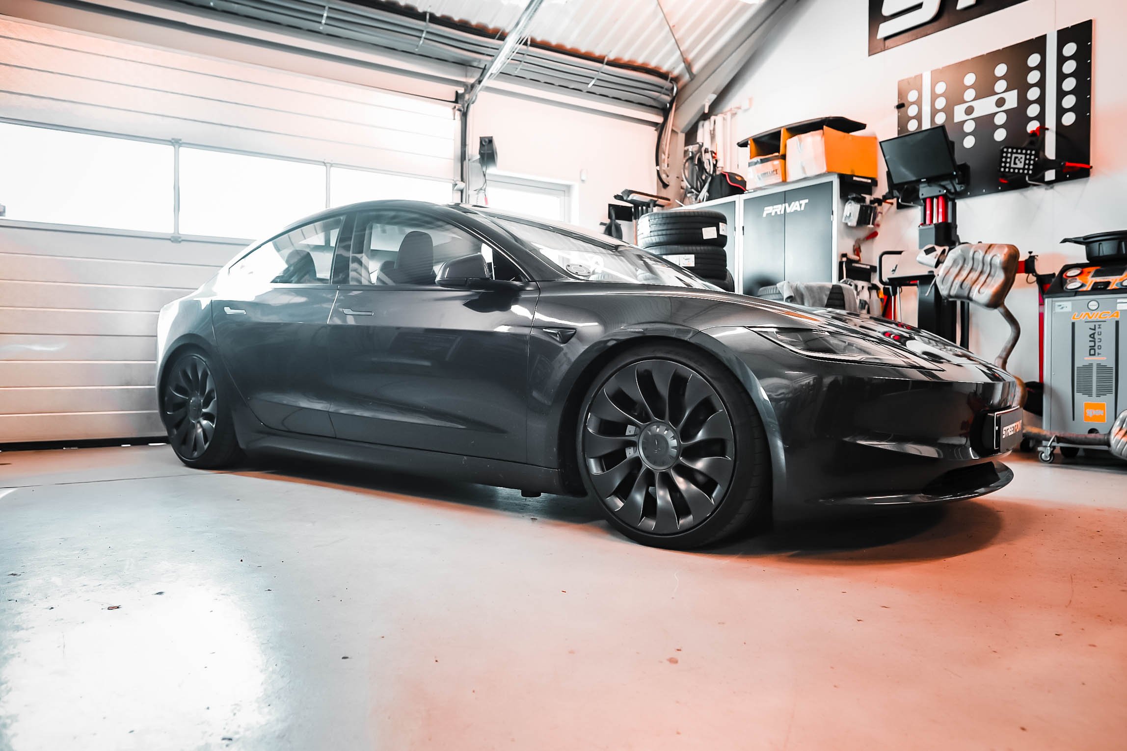 TESLA Model 3 Long range – KW V1 Suspension – Lowered (2 of 7)